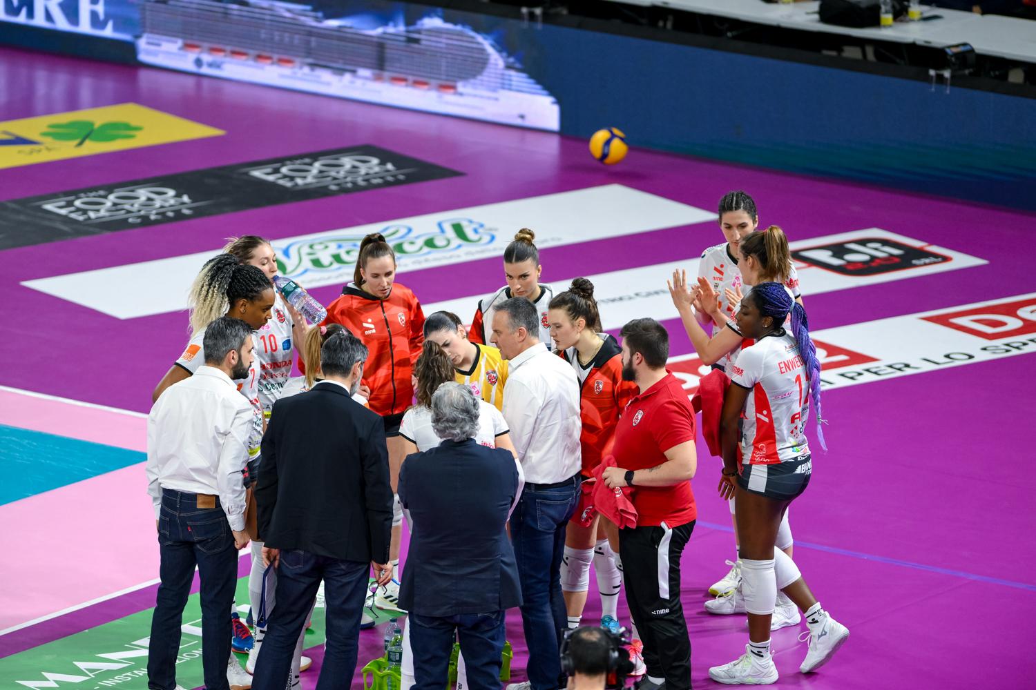 Pallavolo A Femminile Cuneo Sconfitta In Trasferta Contro Scandicci