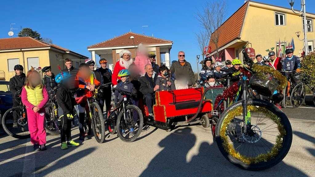 ragazzo piange perche babbo natale non gli da la bicicletta