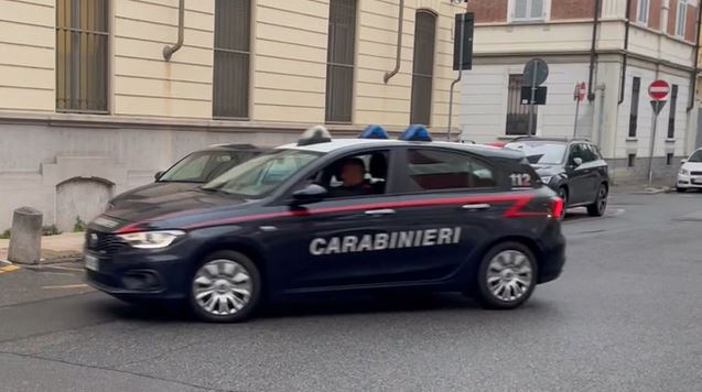 La polizia sequestra un carico di portatarga cinesi antimulta